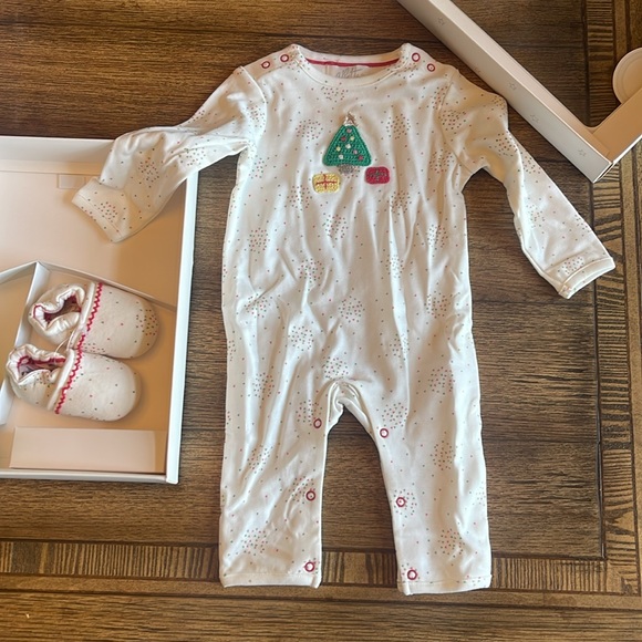Alberta 3-6 month Christmas onesie set. Booties / rattle NIB - Picture 2 of 4